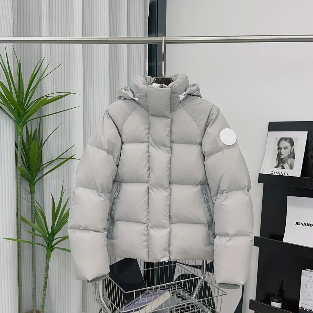 P760 [Moonlight Lime] Style number: Y109 𝘾𝘼𝙉𝘼𝘿𝘼 𝙂𝙊𝙊𝙎𝙀/Canada Goose 2602LB1 Capsule Series Macaron Parka Size: XS S M Down: National standard 80% white duck down, light weight and strong warmth retention. Fabric: Made of soft EnduraLuxe fabric imported from DuPont, CORDURA, USA, which enhances the durability of easy-to-wear parts, is lightweight and durable; the liner is made of 400T anti-velvet gallbladder, which is comfortable, soft and non-velvet.